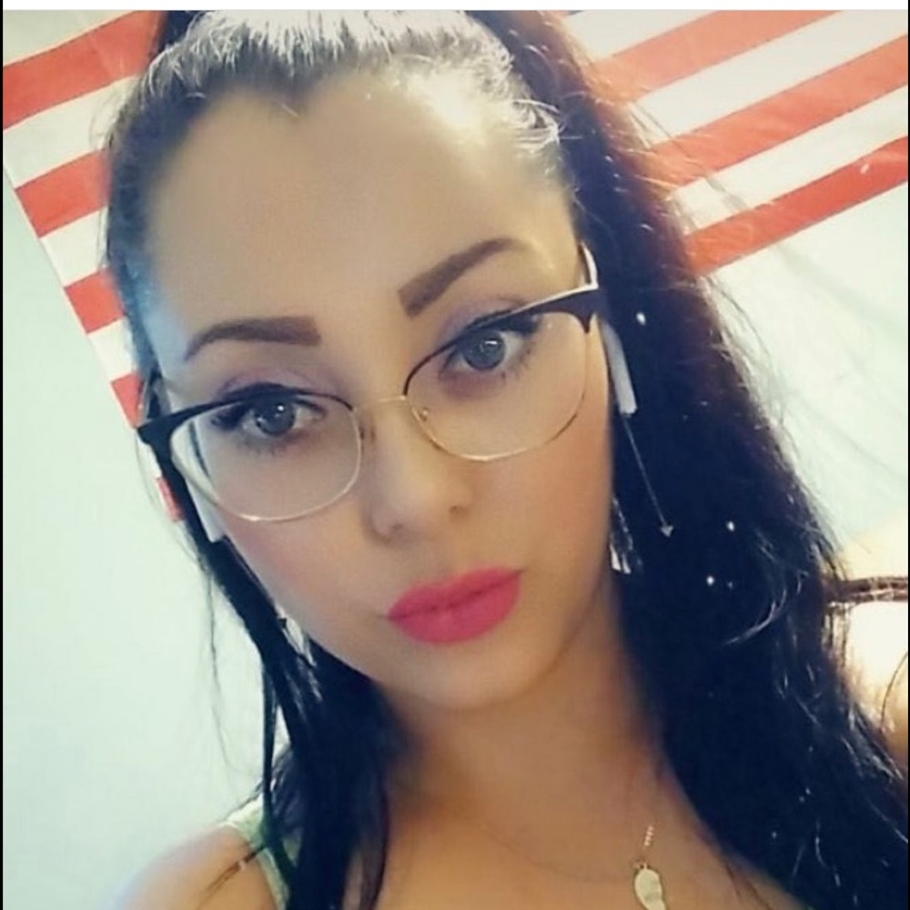 Meet your Posher, Angela